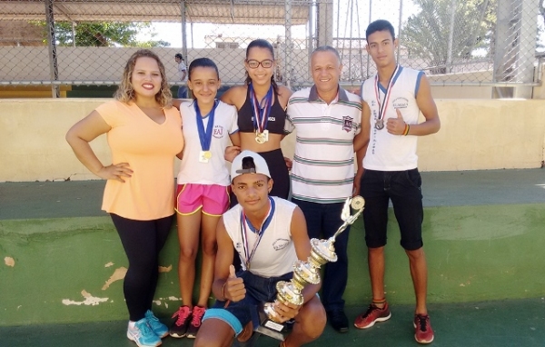 Professora Paula e o diretor Sidney Bomfim com os alunos que representaram Mariápolis no atletismo (Foto: Cedida)