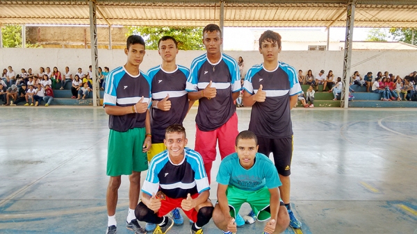 Alunos do 1º B ? equipe campeã do ensino médio (Foto: Cedida).