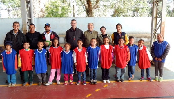 Coordenador Institucional do PIBID/FAI, prof. Orlando Batista, coordenador de área Marcelo Corradi, supervisora Tatiana Ferreira, bolsistas e a sala participante das ações para o desenvolvimento cognitivo (Foto: Arquivo Pessoal).