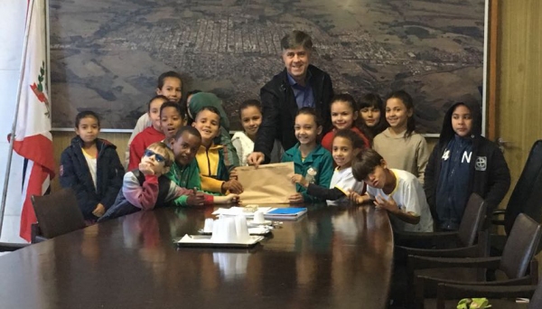 Grupo de alunos da Emef Eurico Leite de Moraes é recebido pelo prefeito Márcio Cardim (Foto: Da Assessoria).