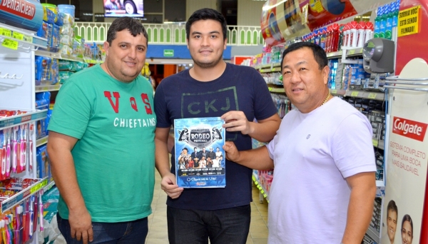 Emerson Caires, da Cabeludo Eventos, com Anderson Hagui e Carlinhos Hagui, do Supermercado Mituo, selam parceria que vai levar os clientes ao Adamantina Rodeo Festival (Foto: Siga Comunicação).