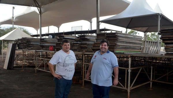 Emerson Caires (o Cabeludo) e Júnior Avelaneda acompanham de perto a instalação da estrutura para o ARF2017 (Foto: Maikon Moraes).