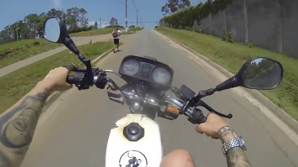 Exibir vídeos e fotos empinando motos, por exemplo, pode caracterizar a infração e levar à suspenção da CNH (Youtube).