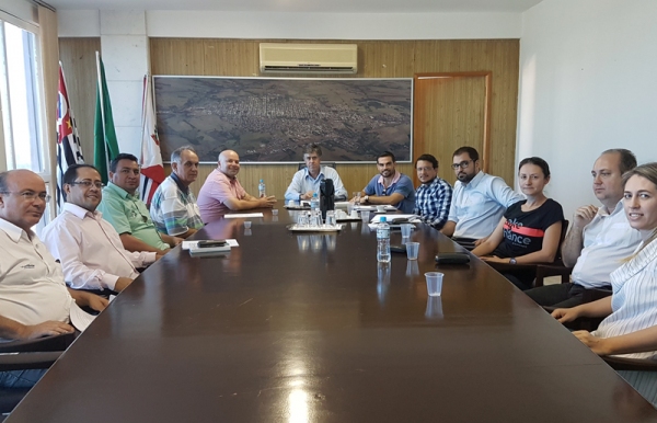 O intuito da reunião, que contou com a presença do diretor geral pró-tempore da UniFAI, Prof. Dr. José Luiz Vieira de Oliveira, de docentes da Instituição e do prefeito Márcio Cardim (DEM), foi discutir possíveis parcerias e convênios entre a Empresa Júnior, a UniFAI, a Prefeitura de Adamantina e quaisquer outras empresas ou instituições que queiram fazer parceria ou convênios com a Empresa Júnior, sem nunca perder de vista a finalidade educativa dos projetos. (Foto: Arquivo Pessoal)