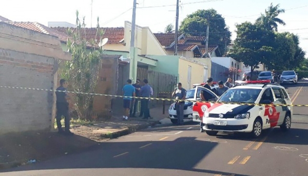 Após matar os pais e tentar matar a mulher, homem reage ao ser abordado pelos policiais e é morto a tiros pela PM (Foto: Reprodução/ Regional Press).