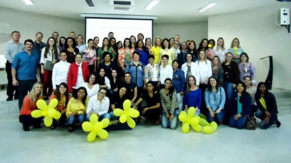 Participantes registraram foto ao final da quarta edição do Encontro por uma Cultura de Paz (Foto: Cedida/Profa. Ana Vitória)