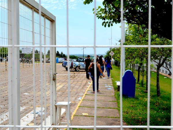 Aplicação do ENEM em Adamantina acontece no campus II da FAI. Até o fechamento dos portões, nenhum incidente (Foto: Acácio Rocha).