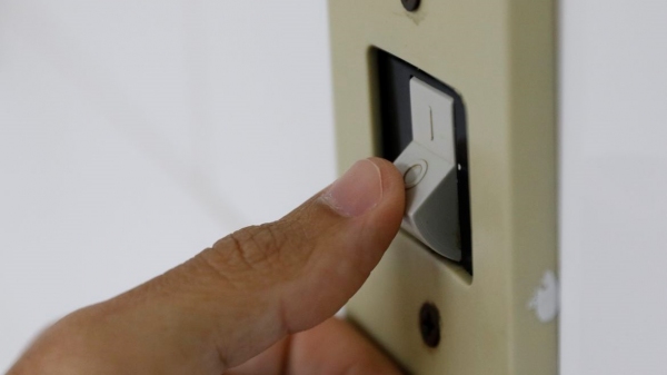 Consumidor continua pagando o valor extra pela bandeira Escassez Hídrica (Foto: Fernando Frazão/Agência Brasil).