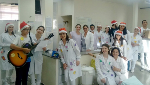 Grupo de alunos, acompanhado pelos docentes, entoou as tradicionais músicas natalinas e outras com mensagens de júbilo e paz (Foto: Unifai).