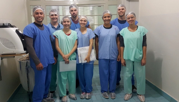 Futuros engenheiros elaboram a modernização das instalações elétricas, hidráulicas, alvenarias, substituição de pisos e azulejos, bem como o memorial descritivo, orçamento detalhado e o cronograma físico-financeiro (Foto: Prof. Roberto Ito).