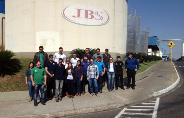 Alunos da pós em Engenharia de Segurança do Trabalho conheceram a fábrica de sabonetes do Grupo JBS, em Lins, no último dia 30 de julho. (Foto: Arquivo Pessoal)