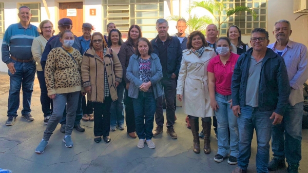 Representantes de bairros receberam as doações (Divulgação/PMA).