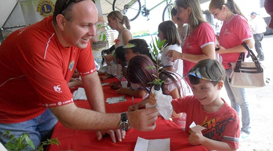 O presidente do Lions Clube, Paulo Peres, convida os alunos das a comparecer no estande do Lions na ExpoVerde para retirar sua muda de árvore e concorrer a bicicletas (Foto: As. Imprensa/Lions Clube).