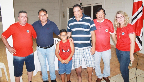Companheiros do Lions Clube de Adamantina e Diretor da Escola Eurico Ricardo Mendes com a criança beneficiada juntamente com seu pai (Foto: Assessoria de Imprensa/Lions Clube de Adamantina).