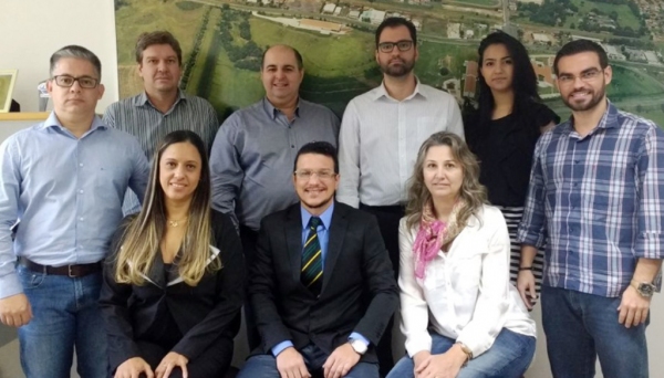 Em primeiro plano, o reitor da UniFAI Prof. Dr. Paulo Sergio está ladeado pela pró-reitora de Extensão, Prof.ª Dra. Jaqueline Haddad Machado (à esquerda), e pela pró-reitora de Pesquisa e Pós-Graduação, Prof.ª Dra. Márcia Zilioli Bellini; em pé estão, da esquerda para a direita, o pró-reitor de Ensino Prof. Dr. Andrey Teixeira Borges, o diretor da Divisão Financeira Ricardo Sampaio Angeli, o vice-reitor Prof. Dr. Fábio Botteon, o procurador-chefe da Procuradoria JurÃdica José Gustavo Lazaretti, a diretora da Divisão de Comunicação Jesana Silva de Lima e o diretor da Divisão Administrativa FabrÃcio Lopes (Foto: Jhonas Zago Pires).