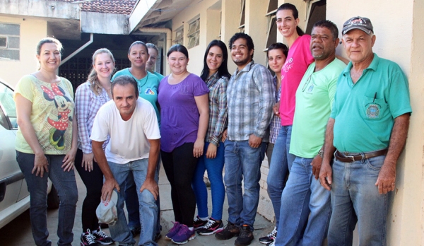 Profissionais de saúde local reunidos no sábado no centro de saúde antes de começar os trabalhos (Foto: Jornal O Povo)