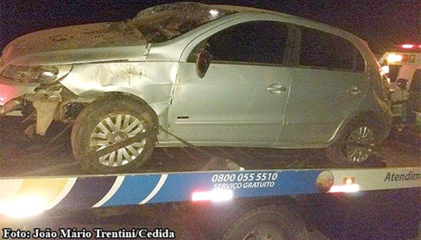Carro tomba na SP-294 e motorista sai ilesa, na noite deste domningo (Foto: Reprodução/João Mário Trentini).