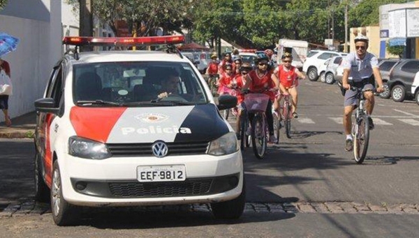 Atividades da Escolinha de Ciclismo com crianças do Lar Cristão de Adamantina (Foto: Cedida/Polícia Militar).
