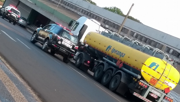 Viaturas policiais escoltam caminhão tanque, até um posto de combustíveis na área central de Adamantina (Foto: Facebook/ Vitor Antunes Banido).