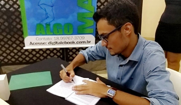 ?Algo Maior?, de Étori Mota, reúne pensamentos filosóficos, dicas de empreendedorismo e conselhos de autoajuda (Foto: Digulvação).