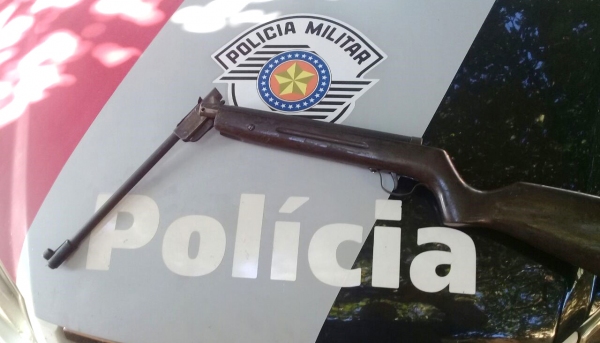 Arma aparentemente modificada foi apreendida pela Polícia Militar (Foto: Cedida/PM).