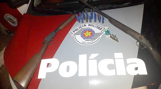Armas e munições são apreendidas em propriedade rural, após denúncia recebida pela PolÃcia Militar (Foto: Cedida/PM).