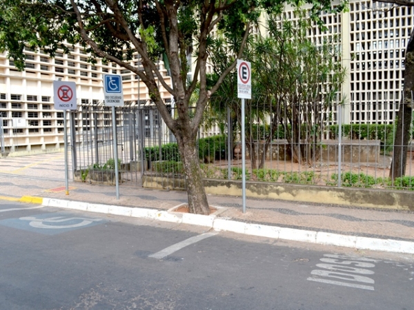 Medida simples, como o reposicionamento de placa, pode auxiliar deficientes e sair e entrar nos veículos. (Foto: Acácio Rocha)