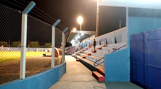 Estádio Municipal vai receber jogos de futebol no período noturno (Arquivo).