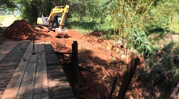 Equipe da Secretaria Municipal de Obras trabalha na recuperação da ponte localizada no início da Estrada 6, em Adamantina (Foto: Siga Mais).