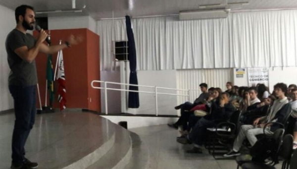 Elvis Camilo Ferreira falando aos estudantes  na ETEC (Foto: Cedida).