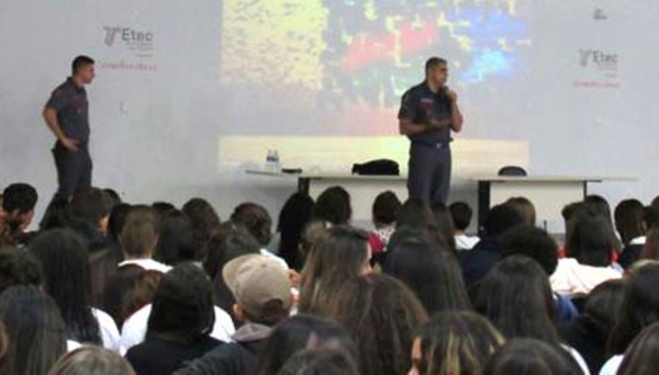 Treinamento foi realizado na ETEC Eudécio, em parceria com o Corpo de Bombeiros, para um público com cerca de 500 estudantes (Foto: João Paulo Moreno Penteado, 3B).