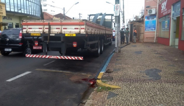 Operário morre ao ser atingido por barra de ferro e cair de caminhão (Foto: Reprodução/Mais Tupã).