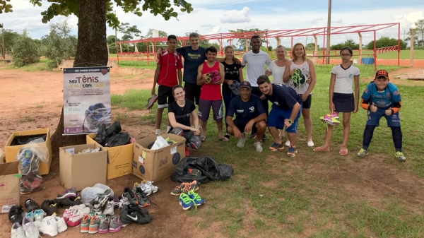 Tênis arrecadados em campanha são entregues aos alunos das escolinhas de atletismo de Adamantina (Foto: Da Assessoria).