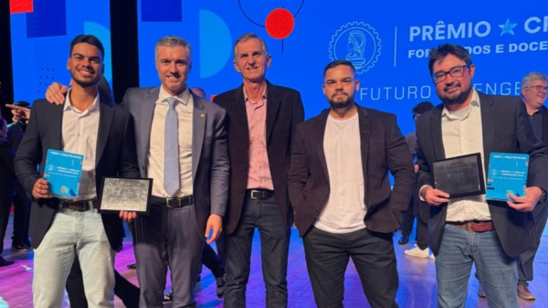 Ex-alunos homenageados junto a coordenadores dos cursos recebem cumprimentos do presidente do Conselho Federal de Engenharia e Agronomia (CONFEA), Eng. Vinicius Marchese (Acervo Pessoal).