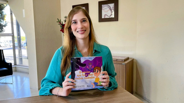 Ana Paula Demarque Honorio apresenta seu primeiro livro (Foto: Siga Mais).