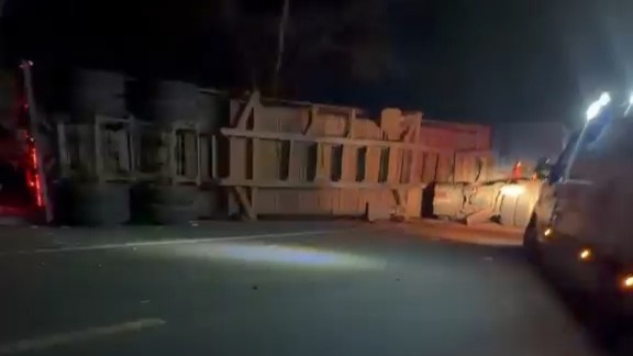 Carreta tombada na pista (Reproducao).