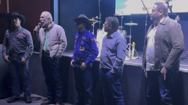 Representantes da empresa Lovi, do circuito de rodeio ACR e da comissao organizadora da Expoverde (Siga Mais).