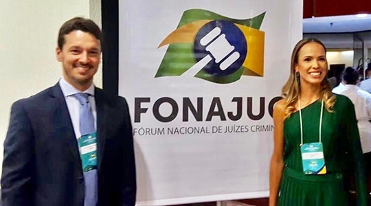 Juízes Rodrigo Antonio Menegatti e Ruth Duarte Menegatti no III Encontro do FONAJUC, em São Paulo (Acervo Pessoal).