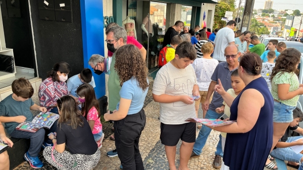 Troca de figurinhas no centro de Adamantina (Foto: Siga Mais).