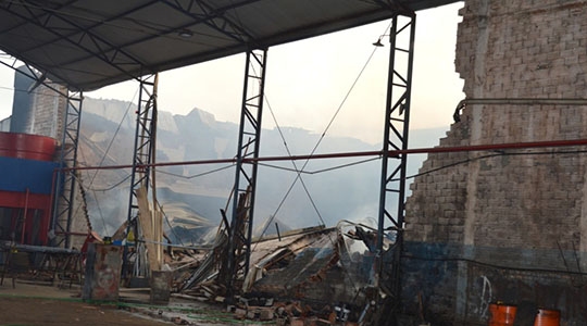 Incêndio destruiu estrutura da empresa em Osvaldo Cruz  (Foto: Rádio Metrópole / Portal Metrópole / Cristiano Nascimento).