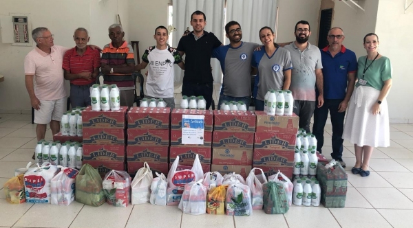 Coordenação da Fatec Adamantina a representantes da atlética do curso de gestão comercial na entrega do leite ao Lar dos Velhos (Cedida/Fatec).