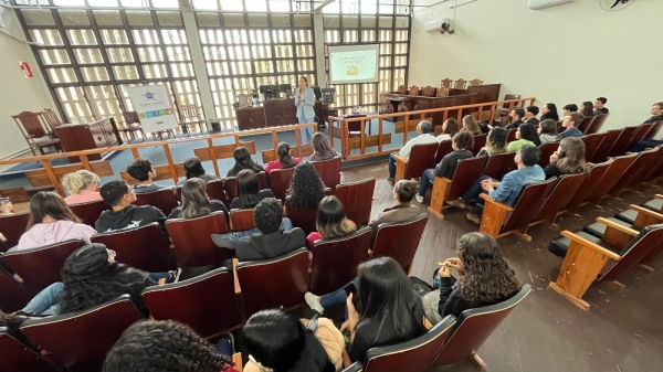 Palestra com a chefe do Cartório Eleitoral de Adamantina, Ariane Mazzo José (Siga Mais).