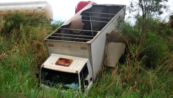 Com a colisão traseira, caminhão baú veio a cair em ribanceira, enquanto caminhão tanque ficou parado sobre a pista. (Fotos: Cristiano Nascimento / Rádio Metrópole FM).