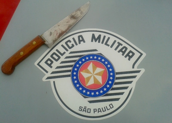 Irmãos brigam e um deles desfere golpe de faca contra o outro, na tarde desta segunda, em Lucélia (Foto: Cedida/Polícia Militar).