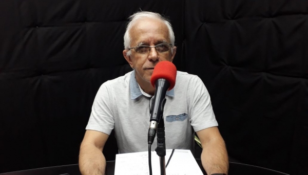 Secretário Municipal de Educação, Osvaldo José, em entrevista à Life FM (Reprodução/Life FM).