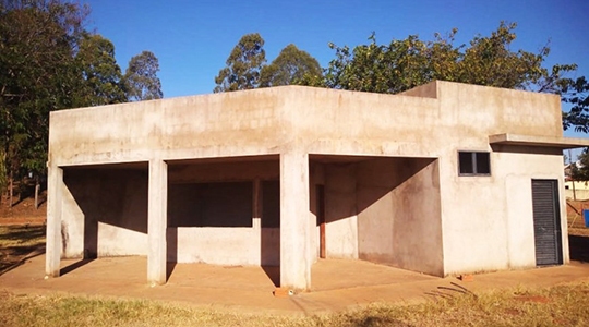 Obras do sanitário e vestiário para a área de esportes do Jardim Adamantina (acima) e sanitário no Parque Caldeira foram abandonadas pela empresa. Prefeitura aguarda autorização da Caixa Federal para fazer nova licitação (Reprodução/Folha Regional).