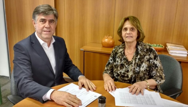 Prefeito Márcio Cardim e diretora da subsecretaria de relacionamento com municípios da Casa Civil, Ivani Vicentini (Foto: Da Assessoria).