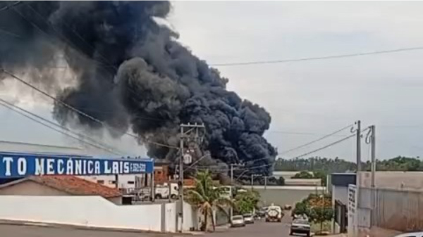 Fogo provocou densa nuvem de fumaca (Reproducao/Redes Sociais).