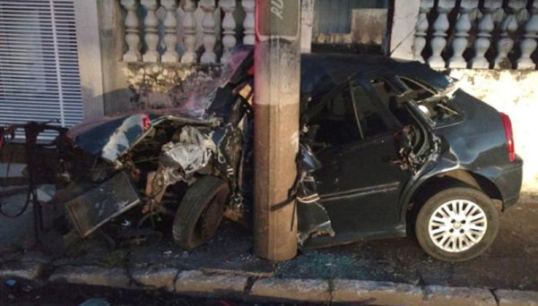 Em trecho urbano da SP-294, motorista perde controle de direção e carro fica preso entre muro e poste, em Pompéia (Fotos: Reprodução/Portal NC Pompeia).