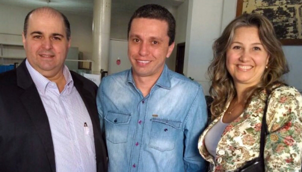 Acompanhado da pró-reitora de Pesquisa e Pós-Graduação, Prof.ª Dra. Márcia Zilioli Bellini, o vice-reitor da UniFAI, Prof. Dr. Fábio Botteon (à esquerda), entregou ofÃcio nas mãos do deputado federal Fausto Pinato (PP), durante visita do parlamentar a Lucélia nesta terça-feira, 25 (Foto: Jesana Lima).